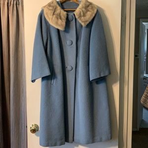 Beautiful wool coat with mink collar